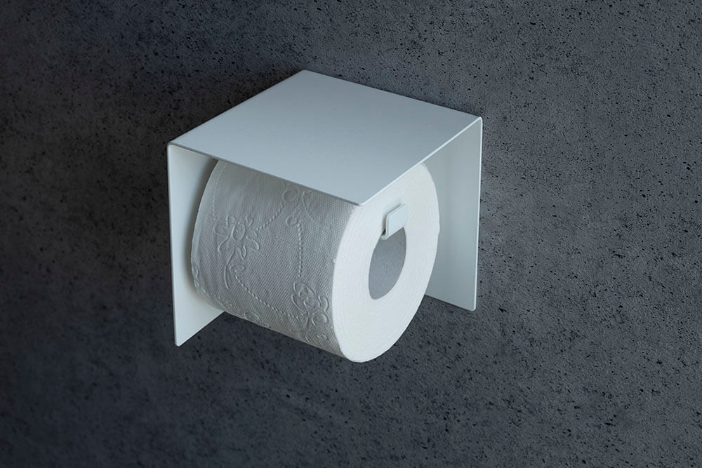 biały wieszak na papier toaletowy
